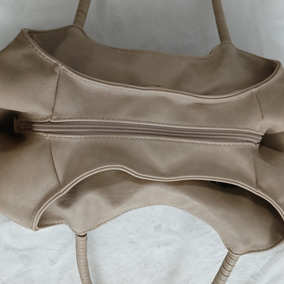 Antik Kraft Cream Shoulder Bag with Slouchy Silhouette - Picture 7 of 15